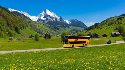 Ein solches Doppelstock-Postauto aus der Ostschweiz wird in Iseltwald zum Einsatz kommen.