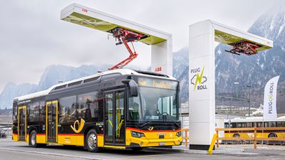 Ein Elektropostauto wird am Bahnhof zwischengeladen