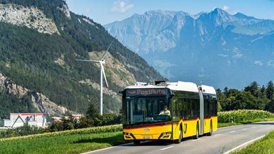 An articulated bus from the Solaris brand with the new design (Image: PostBus)