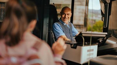 Nella maggior parte dei Cantoni è ancora possibile acquistare il proprio biglietto a bordo dell’autopostale presso il personale conducente.